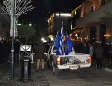 Υπό «πολιορκία» το γραφείο του Βασίλη Κόκκαλη: «Δεν έγινες υπουργός για να προδώσεις την Μακεδονία & την χώρα»